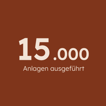 14.000 Anlagen ausgeführt, weißer Text auf braunem Hintergrund.